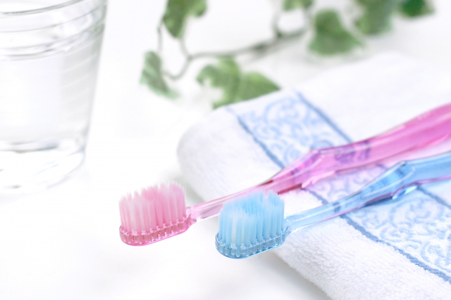 ピンクと青の歯ブラシ