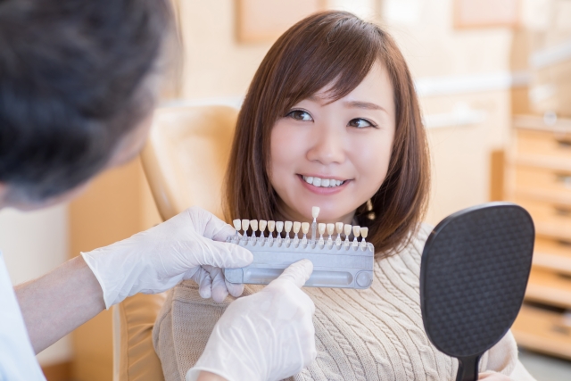 黄ばんだ歯を白くする方法はある？黄ばみの原因や対策を紹介！ – Hamigaki Life